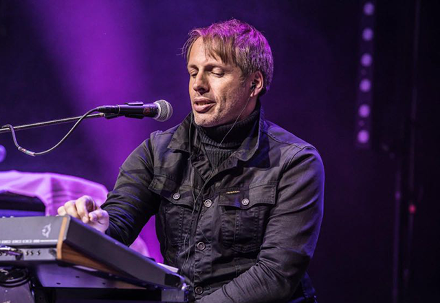 Musiker Andreas Rechtenwald spiwlt Keyboard auf der Bühne