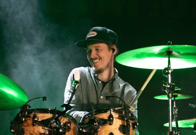 Musiker Sven Hansen am Schlagzeug